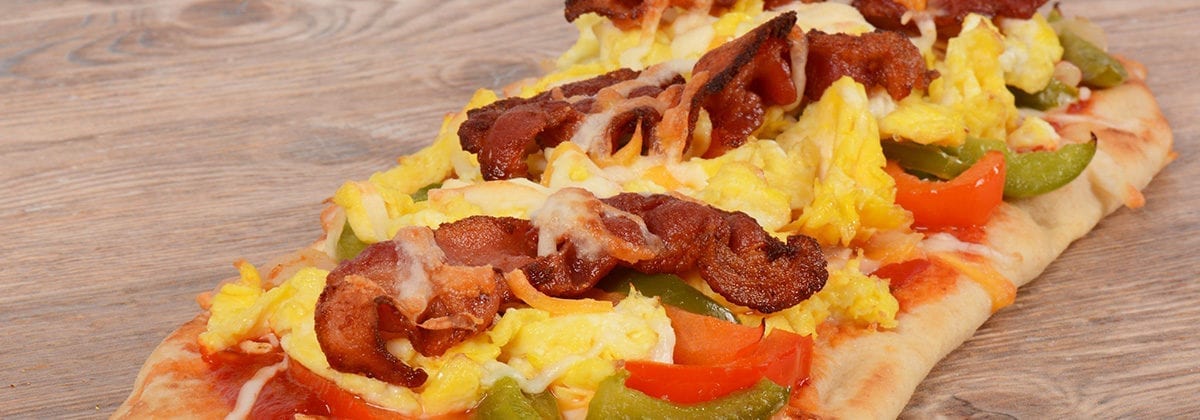 breakfast flatbread with bacon, egg and peppers