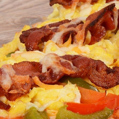 breakfast flatbread with bacon, egg and peppers