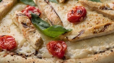 alfredo chicken pizza with tomato and basil