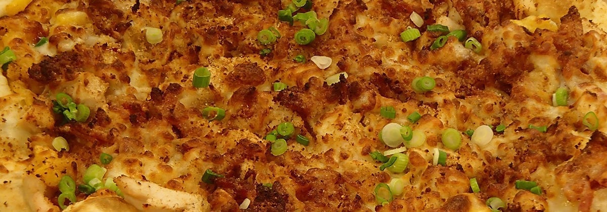 chicken and bacon pizza with scallions