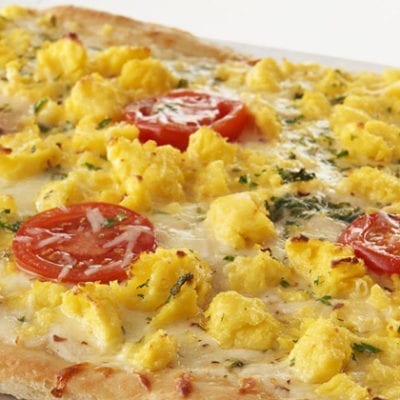 breakfast pizza with tomatoes